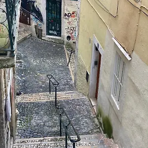 https://cosy-mouraria-apartment.hotels-lisbon-portugal.com
